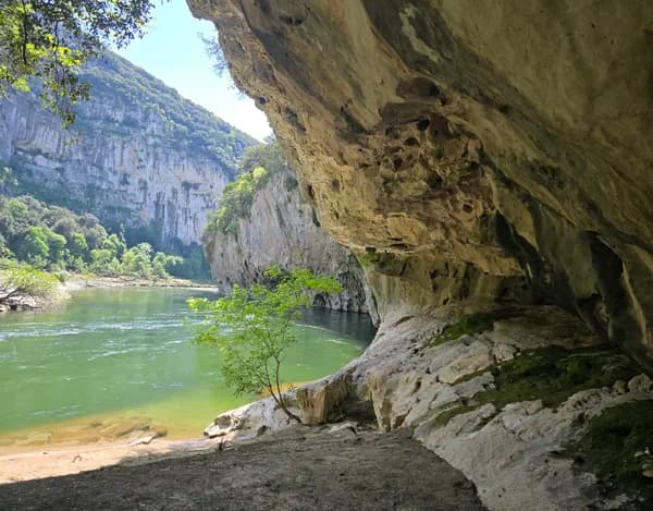 Vue depuis une grotte sur les gorges de l'Ardèche et la rivière